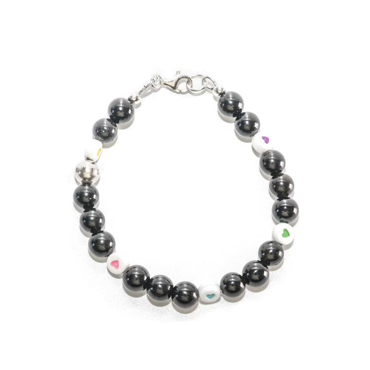 The definition of the original bracelet with a touch of fantasy made up of heart-shaped beads. Pair it with another beaded bracelet in similar hues.