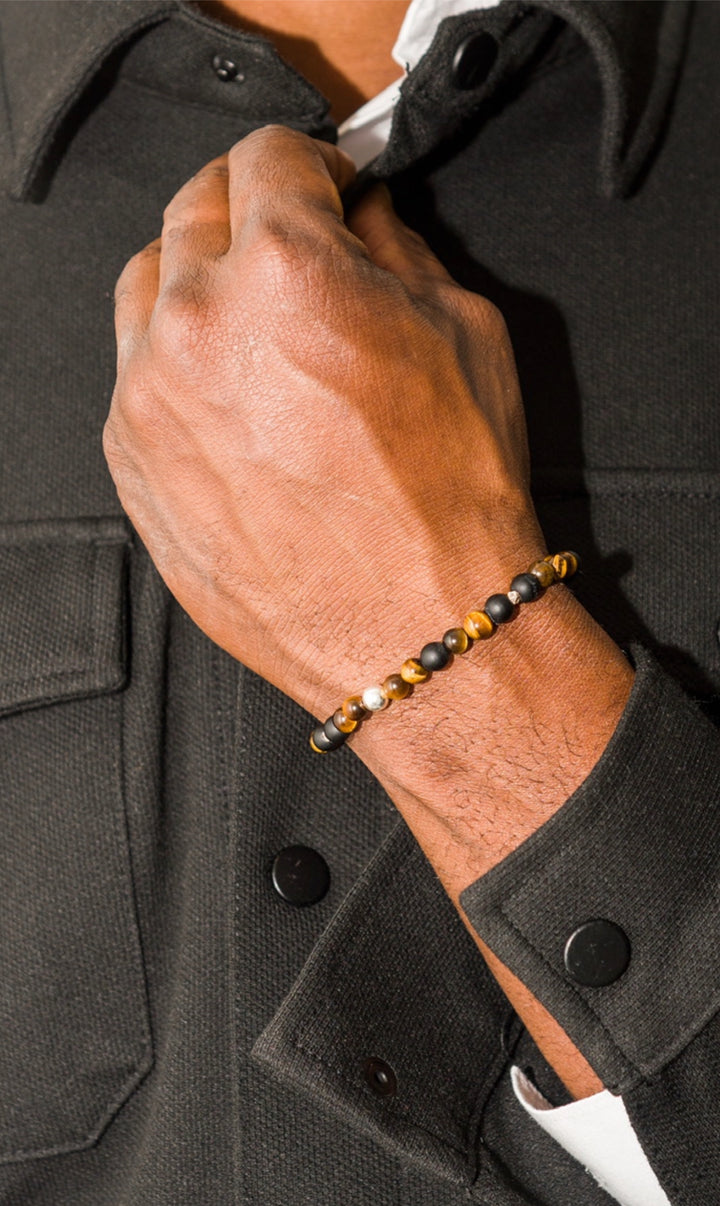 Handcrafted with love in France, this classic combo of 6mm Karen bracelets is the perfect way to add a touch of sophistication to your look. Made with premium tiger eye, onyx, and sterling silver pearl. Indulge in elegance and make a statement with this exquisite piece. 💎❤️